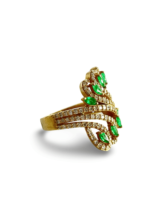 Anillo de oro rosa con esmeralda y diamantes.