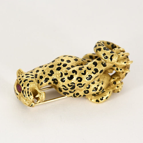 Broche Gay Frères- Elégante broche panthère en or jaune, émail et rubis 58 Facettes SQU3595X2