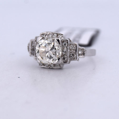 Bague 50 Bague en or blanc 18 carats ornée d'un diamant central de 1,30 carat 58 Facettes AN466