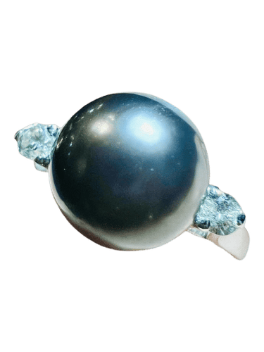 Hvidguldsring, grå kulturperle omgivet af 2 diamanter