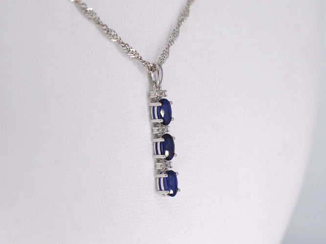 Pendentif Pendentif en or blanc avec diamants et saphir 58 Facettes 2136