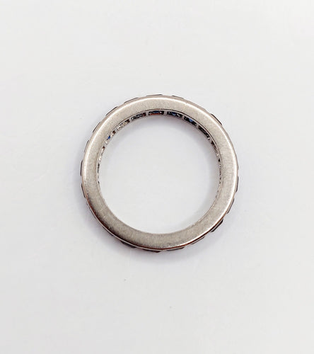 Bague 51 Alliance américaine or blanc, saphirs bleus calibrés synthétiques (circa 1950) 58 Facettes A06111