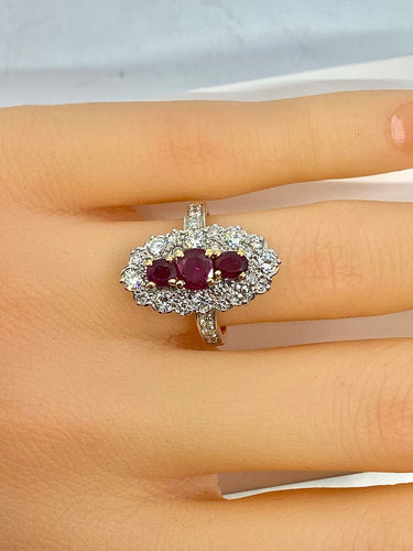 Bague 51 Bague marquise en or, diamants et rubis. 58 Facettes AB357