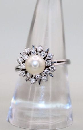 Bague 59 Bague marguerite or blanc, perle centrale, diamants 58 Facettes