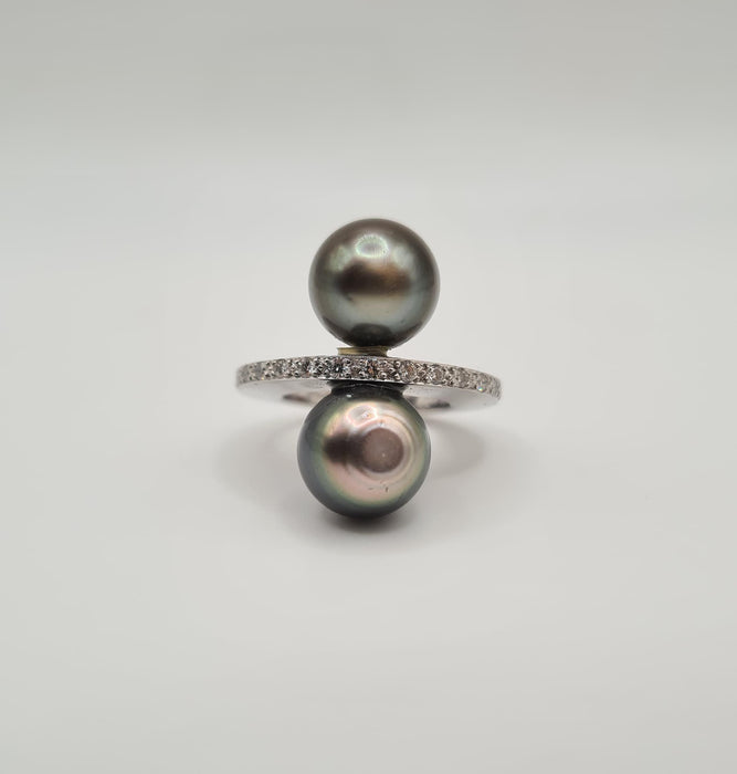 White gold ring set with Tahitian pearls and diamonds