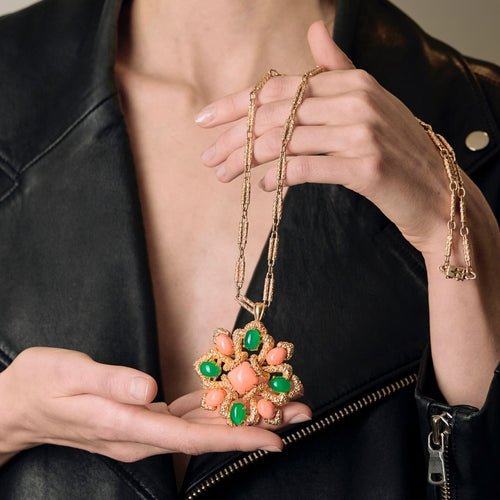Pendentif VAN CLEEF AND ARPELS - Delphes - Broche pendentif or jaune, corail et chrysoprase 58 Facettes LBV2