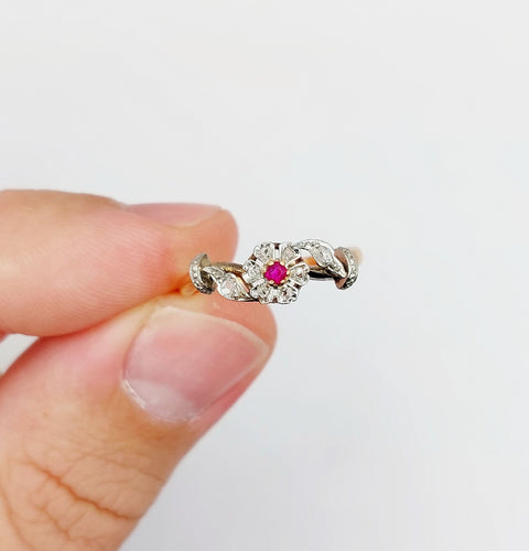 Bague 55 Bague marguerite antique or rose, rubis et diamants (c.1890) 58 Facettes A05453