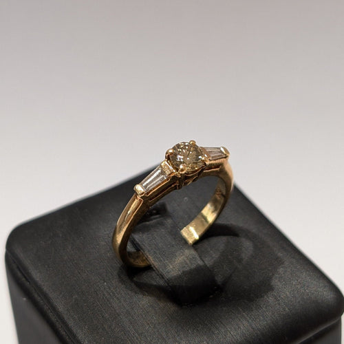 Bague 57 Bague de fiançailles or jaune, diamant cognac et diamants trapèzes 58 Facettes