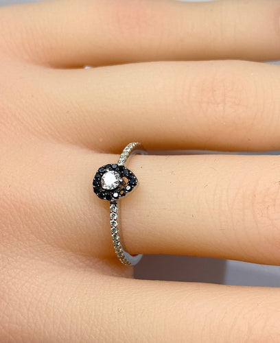 Bague 52.5 Bague solitaire or blanc, diamants blancs et diamants noirs. 58 Facettes AB509