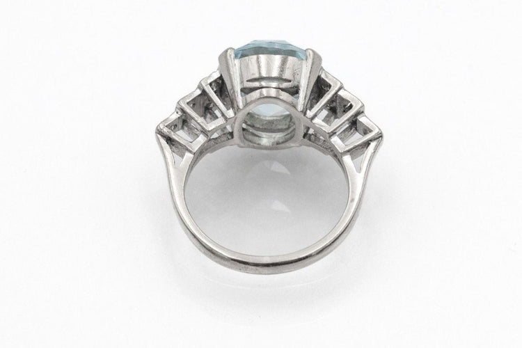 Bague 52 Une bague unique en or blanc ornée d'aigue-marine et de diamants 58 Facettes 11477