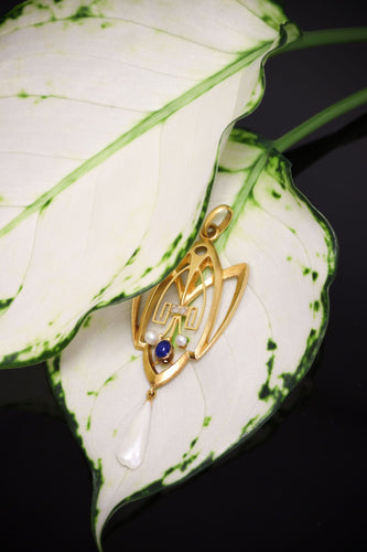Pendentif Coup de fouet romantique : pendentif Art nouveau avec diamants, saphir et perle rare 58 Facettes 24292-0258