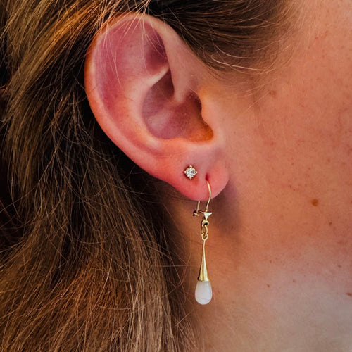 Guldøreringe i gult guld med hvid kvarts 