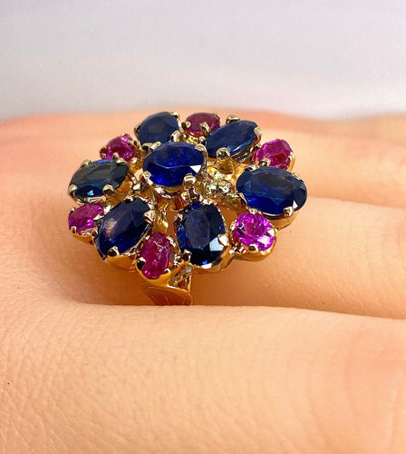 54 Importante bague or jaune, 7 saphirs et 6 rubis 58 Facettes AB454