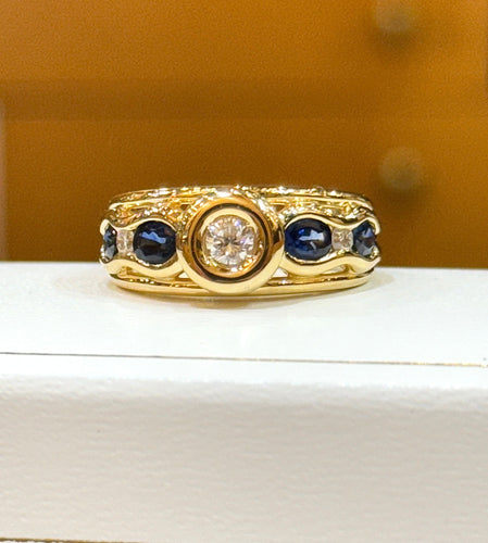 黄金戒指，镶嵌钻石和蓝宝石 