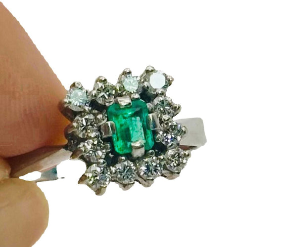 Ring i guld med smaragd och diamant-halo 