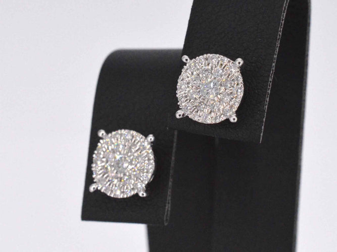 Boucles d'oreilles Boucles d'oreilles en or blanc avec un diamant taille brillant 58 Facettes 2108
