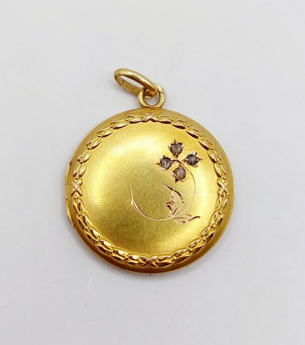 Pendentif Pendentif porte photo Art nouveau or 18k couronne de laurier ,fleur ciselée et diamants taille roses (circa 1910) 58 Facettes A05229