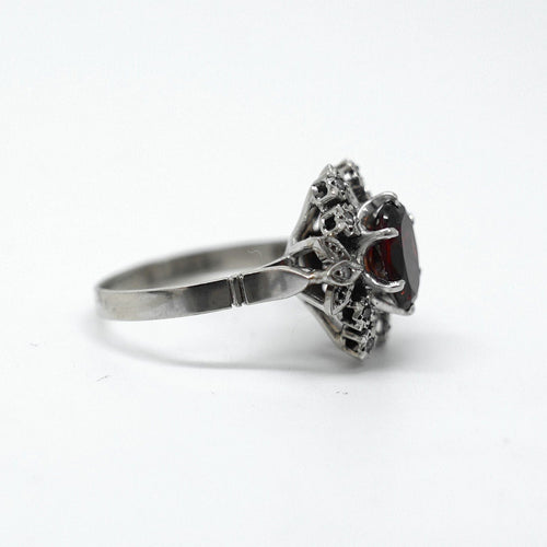 Bague 52 Bague Flocon, Or blanc, Grenat et diamants 58 Facettes