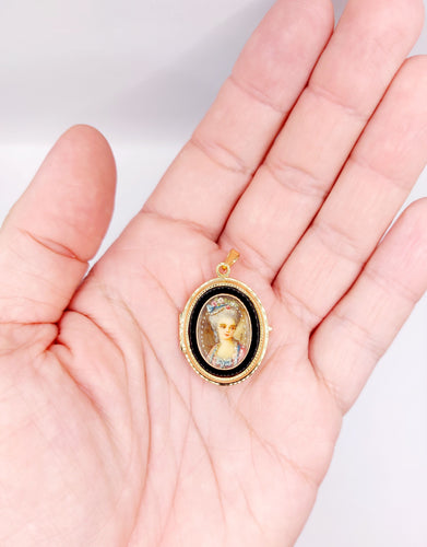 Pendentif Pendentif porte photo antique or rose 18k miniature demoiselle et onyx (circa 1900) 58 Facettes A05940