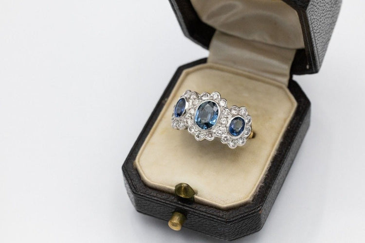 Bague Bague élégante en or blanc et jaune 18k avec saphirs et diamants 58 Facettes 11722