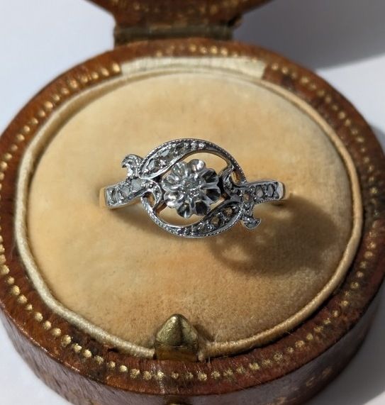 Anello Art Nouveau con oro e diamanti platino