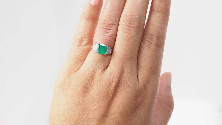 Bague 50 Bague en or blanc, émeraude de Colombie et diamants 58 Facettes 32633