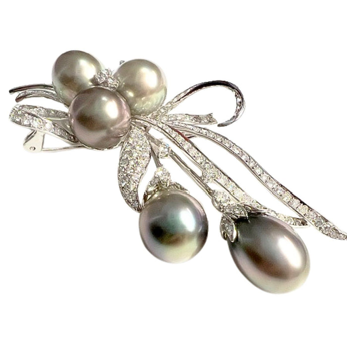 Spilla pendente in oro bianco con diamanti e perle coltivate