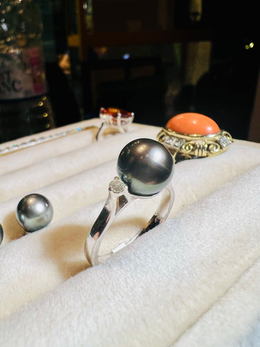 Hvidguldsring, grå kulturperle omgivet af 2 diamanter