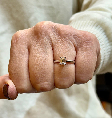 Bague 54 Solitaire en or 18 carats , diamant taille émeraude 58 Facettes