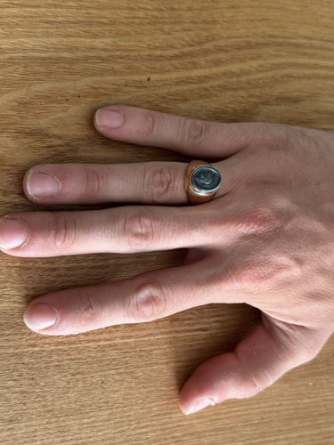 Intaglio ring in gold and hematite 