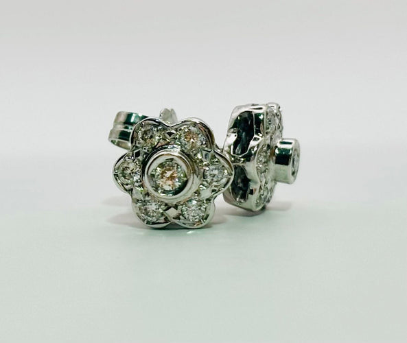 Boucles d'oreilles Boucles d'oreilles florales en or blanc avec diamants 58 Facettes 50294