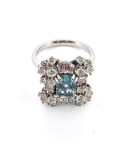 Bague 57 Bague vintage en or blanc avec une aigue-marine centrale et des diamants 58 Facettes