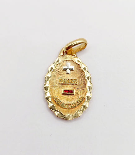 Pendentif AUGIS - Pendentif médaille d'amour or rose ornée de rubis : "+ qu'hier - que demain" (circa 1970) 58 Facettes A06343