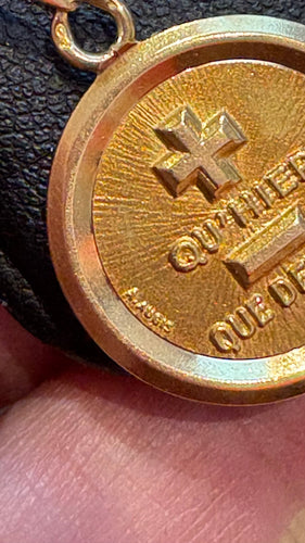 Pendentif Médaille Augis plus qu’hier moins que demain 58 Facettes 096531084332