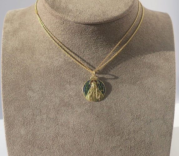 Pendentif Becker - Médaille pendentif Jésus Christ émail plique-à-jour en or jaune 18k 58 Facettes