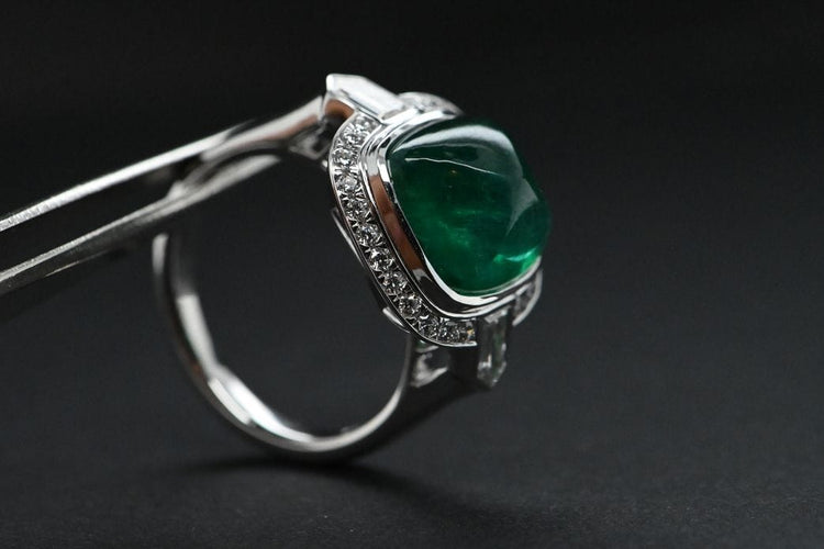 Bague 54 Bague en or blanc, émeraude et diamant 58 Facettes