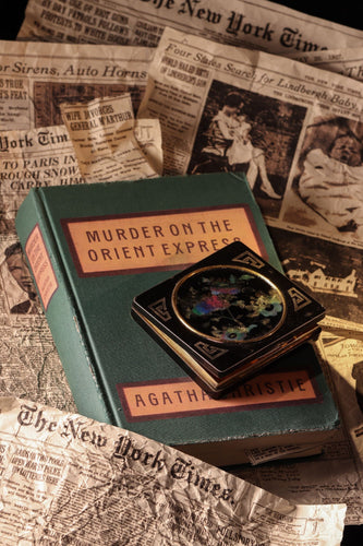 Dekordrama: cigarettetuiet från 1928 som viskar MacArthurs hemligheter 