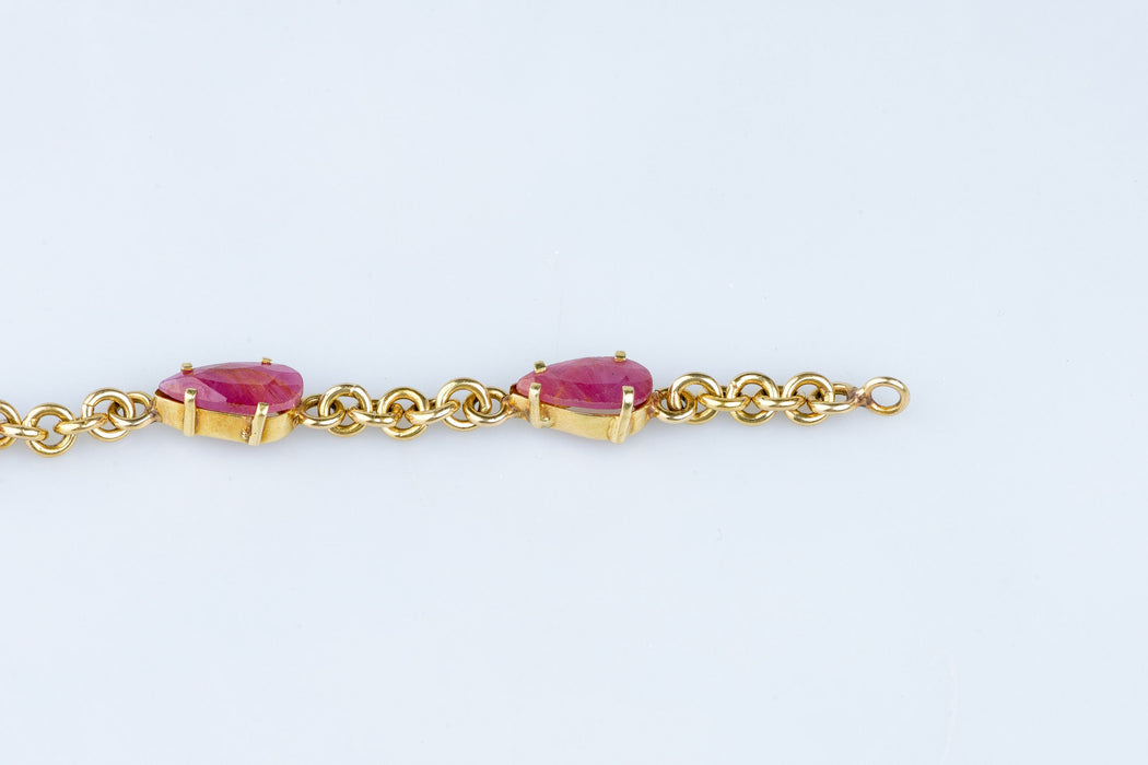 Geelgouden armband versierd met robijnen