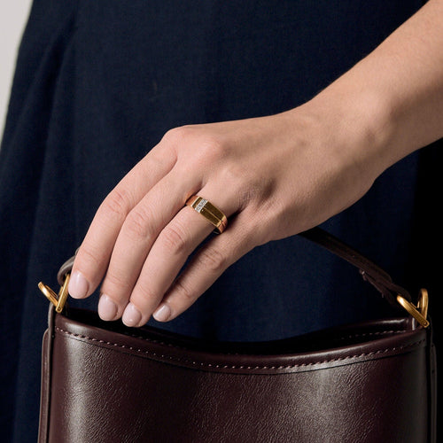 Bague 63 Bague chevalière en or jaune et diamants 58 Facettes SEN2328