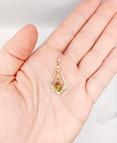 Pendentif Pendentif Art Déco or rose orné d'une perle (circa 1920) 58 Facettes A06040