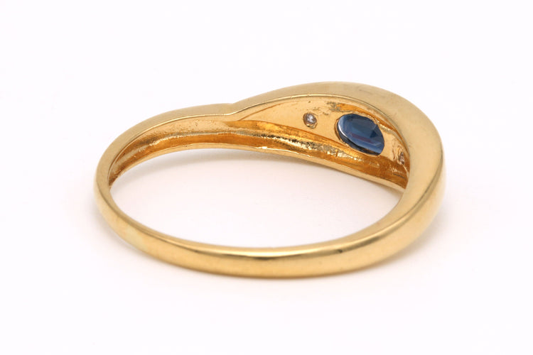 Bague 52 Bague contemporaine en or jaune 18 carats sertie d'un saphir et diamants 58 Facettes A073