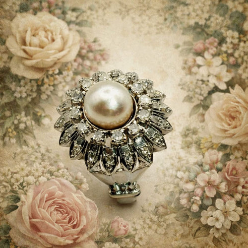 Bague Bague en or blanc avec perle centrale et diamants – Motif floral 58 Facettes 50277