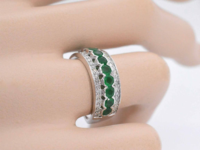 Bague 54 Bague en or blanc avec diamants et émeraude 58 Facettes 2071