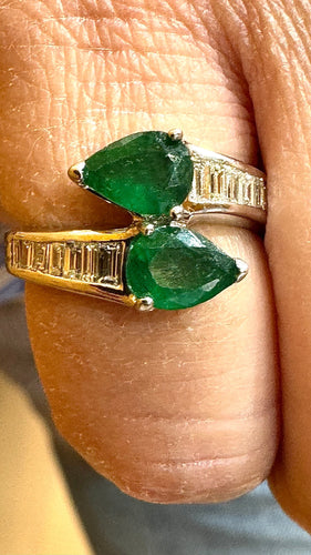 Bague 48 Bague or blanc émeraudes poires et diamants baguette 58 Facettes