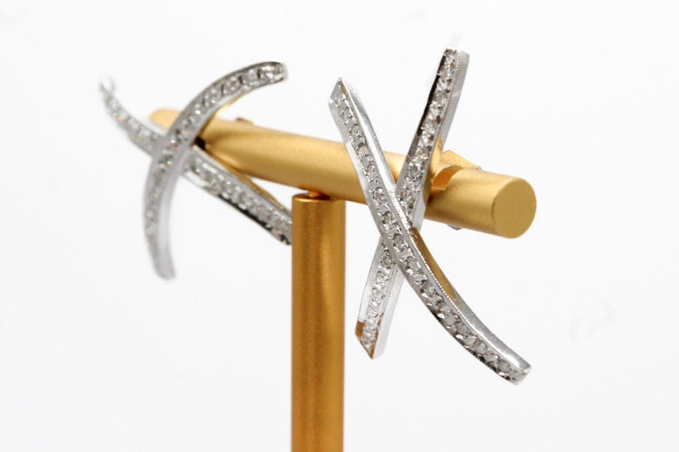 Boucles d'oreilles Boucle d'oreilles croisées or blanc, diamants 58 Facettes 240621