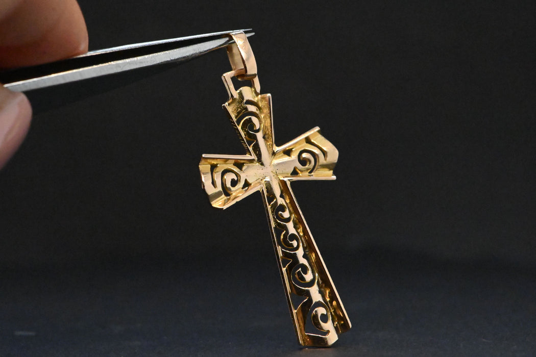Durchbrochenes Kreuz aus Gold, verziert mit einer Perle