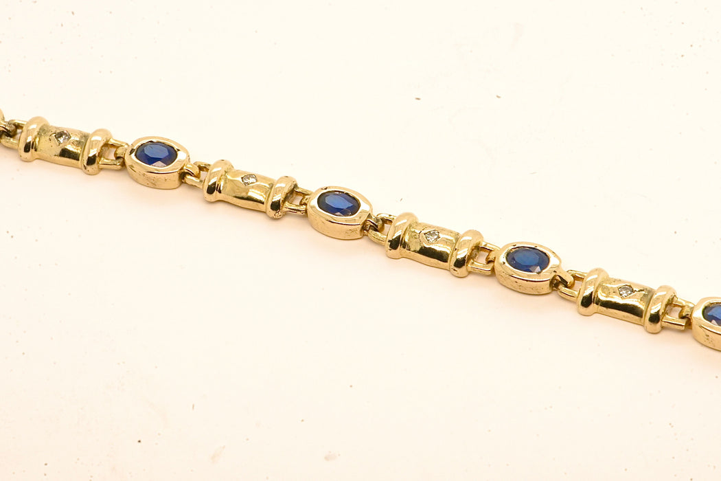 Goldarmband mit Diamanten und Saphiren verziert