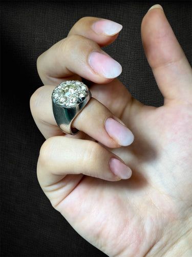 Bague 58 Bague en or blanc « Le Seigneur de la Lumière » sertie de diamants pavés 58 Facettes