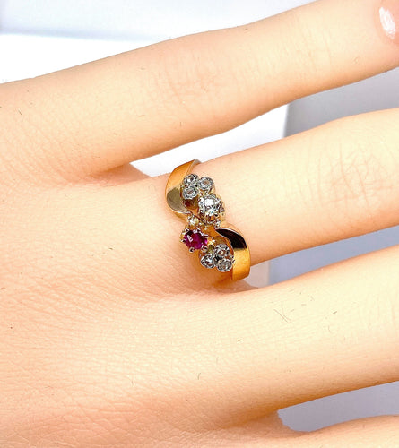 Bague 49 Bague en or 18 carats en diamants et rubis, époque 1900 58 Facettes AB490