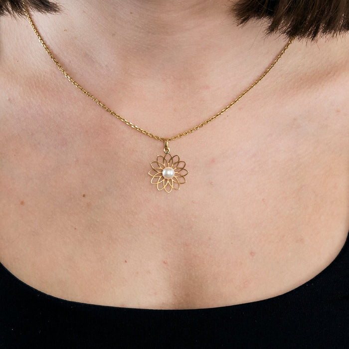 Yellow gold cultured pearl pendant